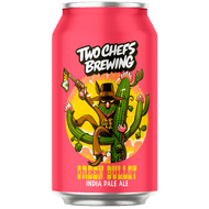 Two chefs brewing Green bullet india pale ale Foto van Two chefs brewing Green bullet india pale ale