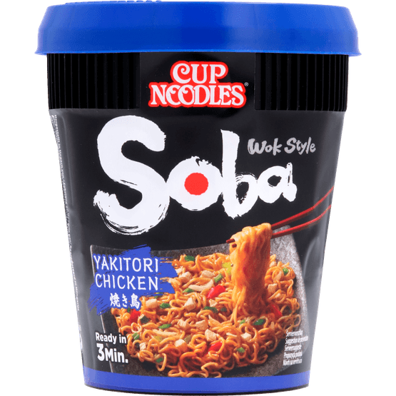 Foto van Nissin Soba noodles yakatori op witte achtergrond
