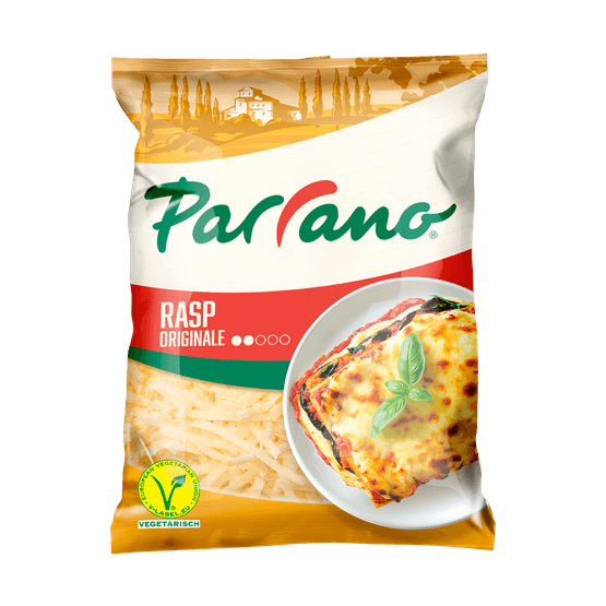 Foto van Parrano Geraspte kaas op witte achtergrond