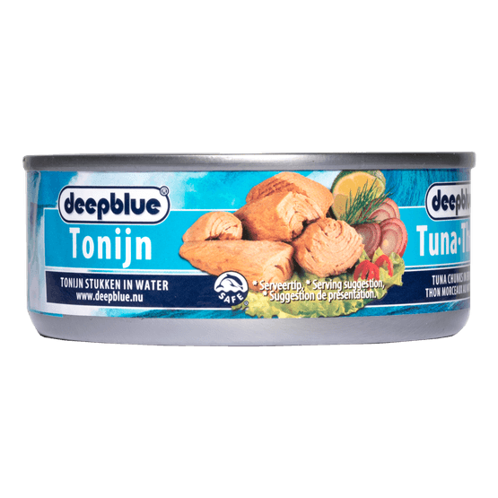 Foto van Deepblue Tonijnstukken in water op witte achtergrond