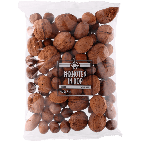 Foto van Notenmix in dop op witte achtergrond