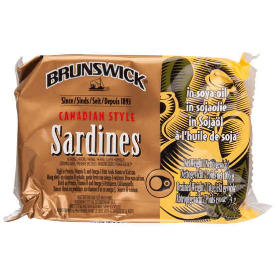 Foto van Brunswick Sardines in sojaolie op witte achtergrond