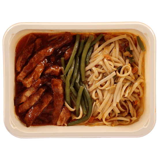 Foto van Mealmasters Bami goreng gerookte buikspek zoetzure saus op witte achtergrond