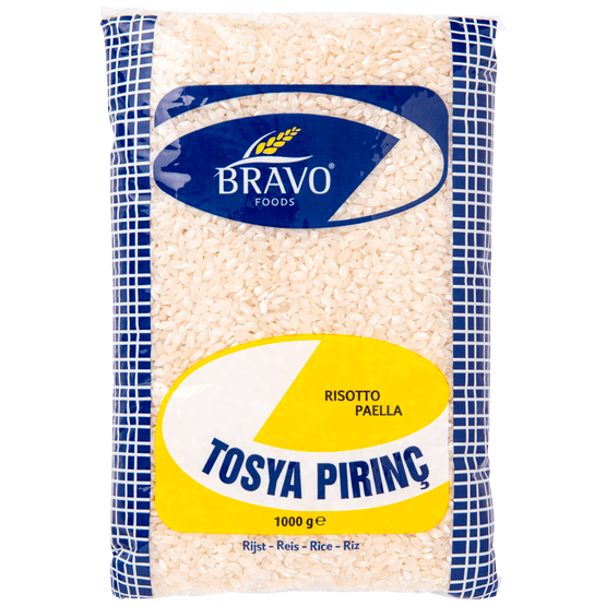 Foto van Tosya Paella risotto rijst op witte achtergrond