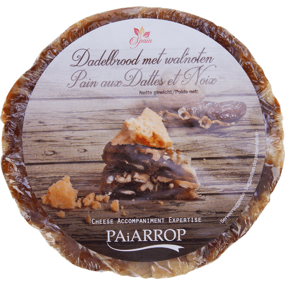Foto van Dadelbrood met walnoten op witte achtergrond