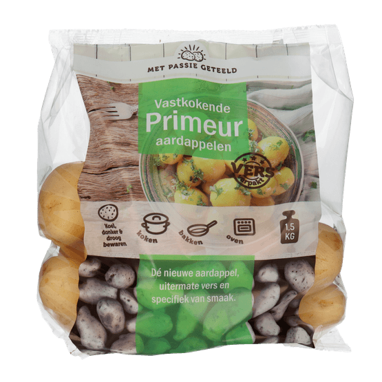Foto van Aardappelen primeur nieuwe oogst op witte achtergrond