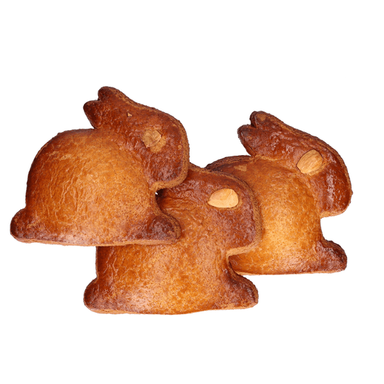 Foto van Paashaas gevulde koek op witte achtergrond