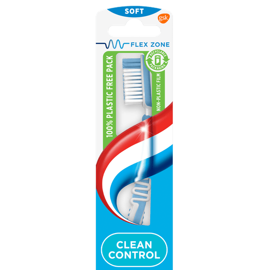 Foto van Aquafresh Tandenborstel clean control soft op witte achtergrond