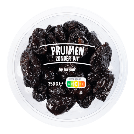 Foto van Pruimen zonder pit ready to eat op witte achtergrond