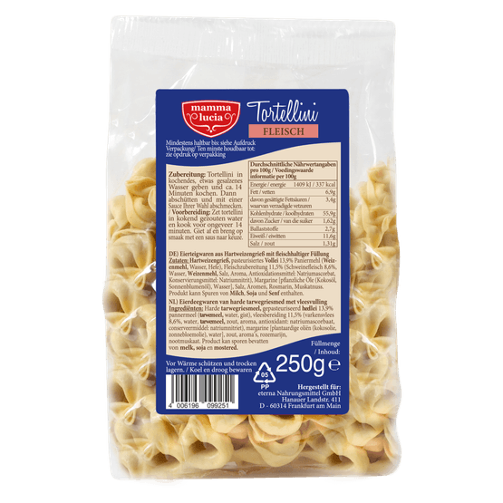 Foto van Mamma Lucia Tortellini vlees op witte achtergrond