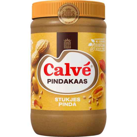 Foto van Calvé pindakaas met stukjes pinda op witte achtergrond
