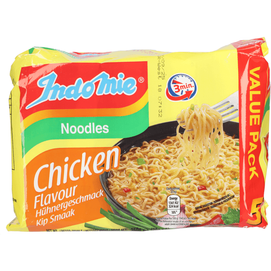 Foto van Indomie Noodles chicken 5 stuks op witte achtergrond