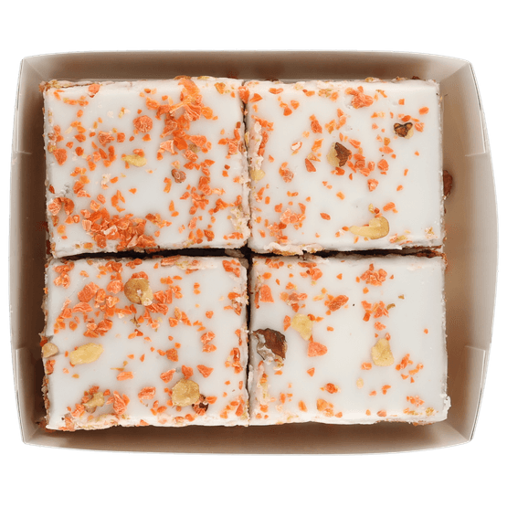 Foto van Vers Plaatcake carrot op witte achtergrond