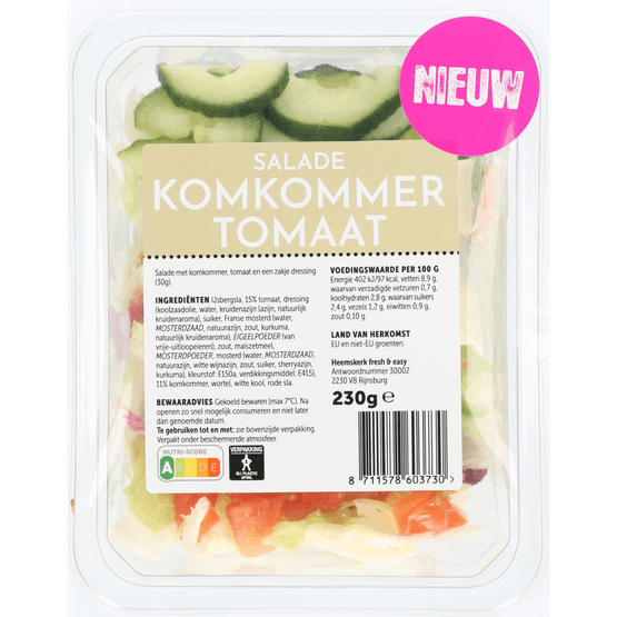 Foto van Fresh & easy Salade komkommer tomaat op witte achtergrond