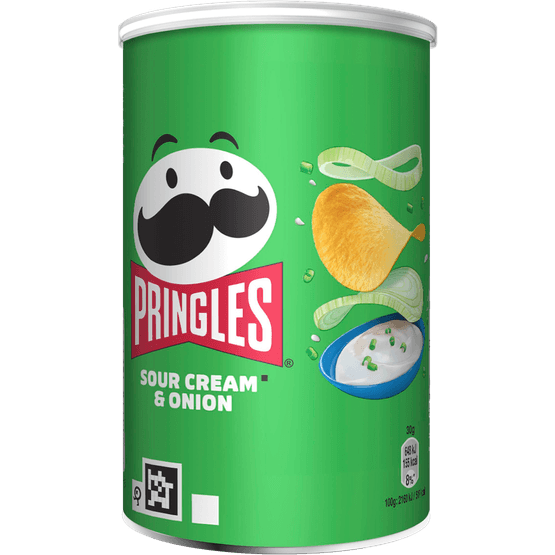 Foto van Pringles Chips cream & onion sour op witte achtergrond