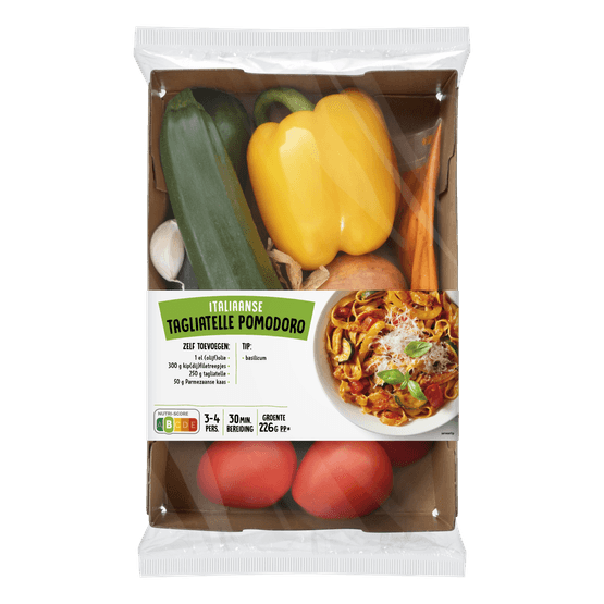 Foto van Verspakket tagliatella pomodoro op witte achtergrond