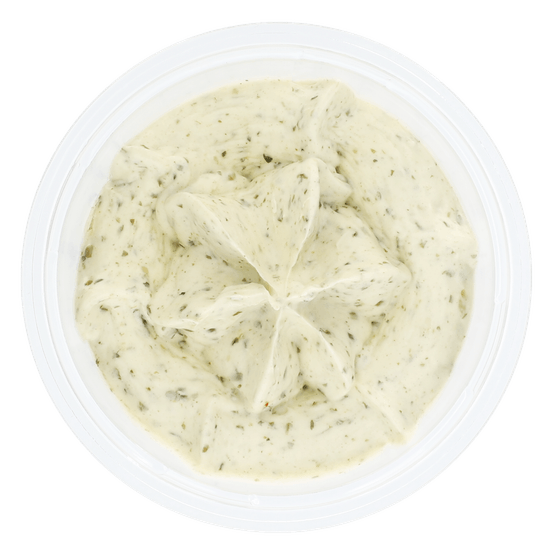 Foto van Luchtige kruidenboter op witte achtergrond