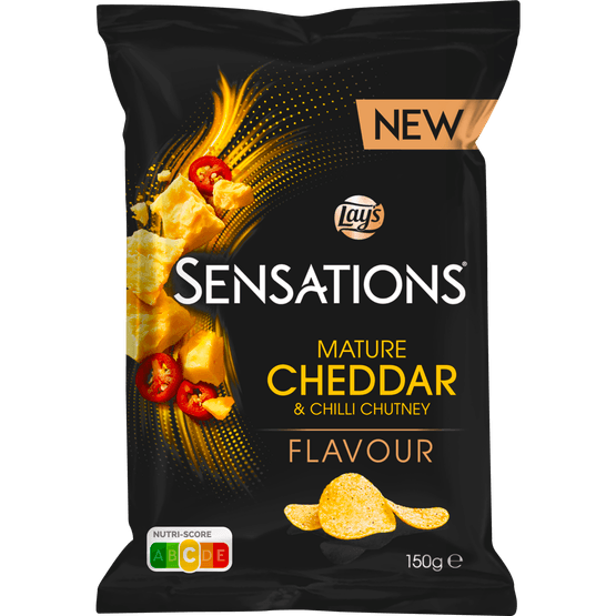 Foto van Lay's Sensations chips mature cheddar & chili chutney op witte achtergrond