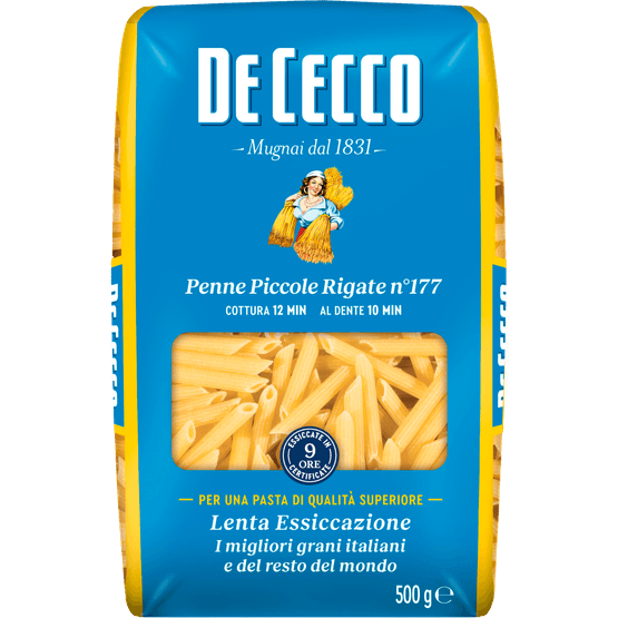 Foto van De Cecco Penne rigate op witte achtergrond