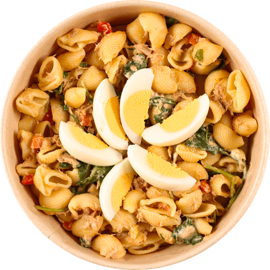 Foto van Pastasalade tonijn op witte achtergrond