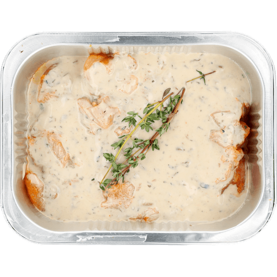 Foto van Ovenschotel kipdij champignon op witte achtergrond