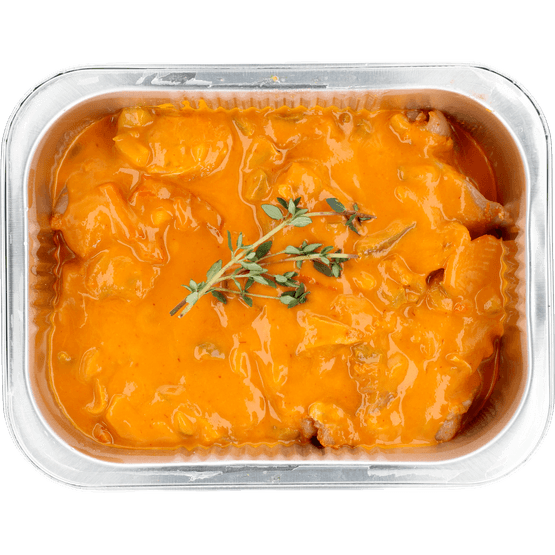 Foto van Ovenschotel kipdij stroganoff op witte achtergrond