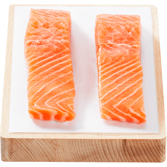 Foto van Zalmfilet op huid 2 st. op witte achtergrond