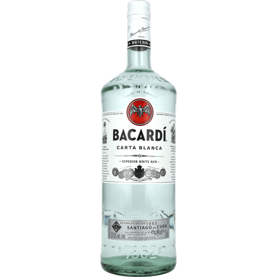 Foto van Bacardi Rum superior op witte achtergrond
