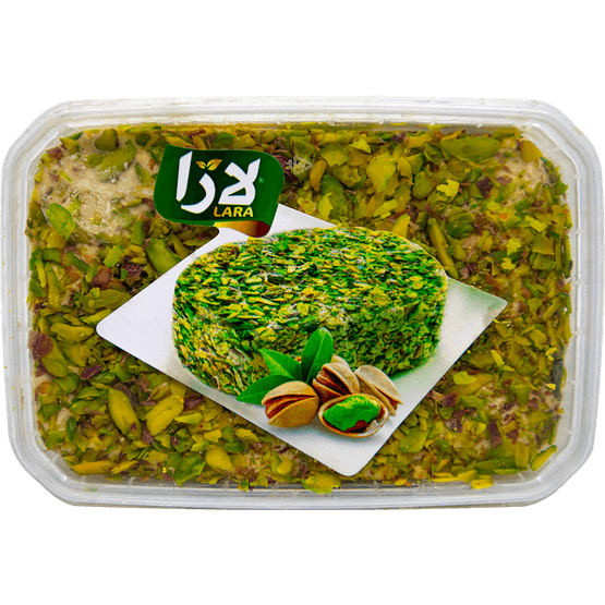 Foto van Lara Halawa met pistache op witte achtergrond