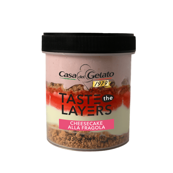 Foto van Taste the layers strawberry cheesecake op witte achtergrond