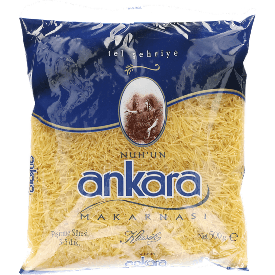 Foto van Ankara Makarnasi tel sehriye vermicelli op witte achtergrond