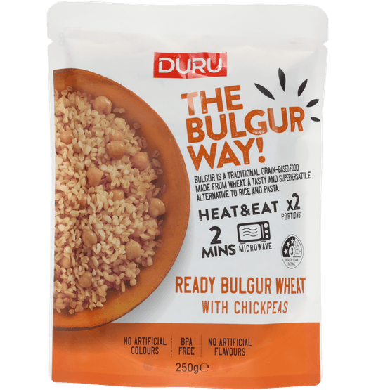 Foto van Duru Pratik kikkererwten op witte achtergrond