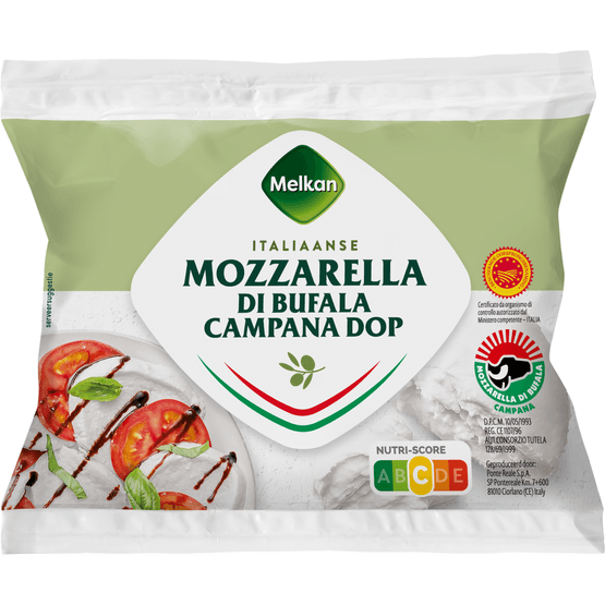 Foto van Melkan Mozzarella di bufala op witte achtergrond