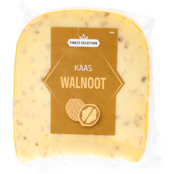 Foto van Vers Finest selection walnootkaas op witte achtergrond
