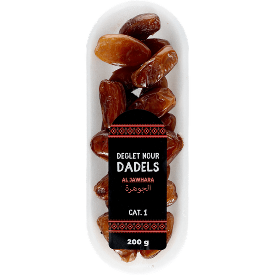 Foto van Dadels met pit op witte achtergrond