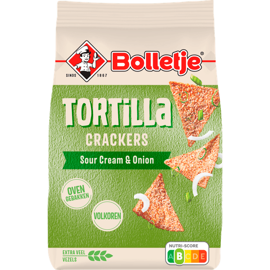 Foto van Bolletje Tortilla crackers sour cream onion op witte achtergrond
