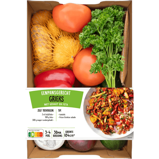 Foto van Eenpansgerecht griekse stijl verspakket op witte achtergrond