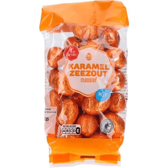 Foto van 1 de Beste Paaseitjes karamel zeezout op witte achtergrond