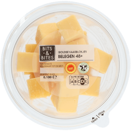 Foto van Bits & Bites Kaasblokjes belegen 48+ op witte achtergrond