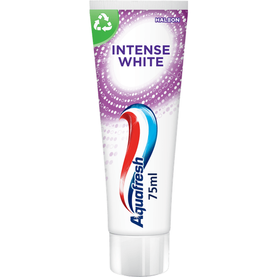 Foto van Aquafresh Tandpasta intense white op witte achtergrond