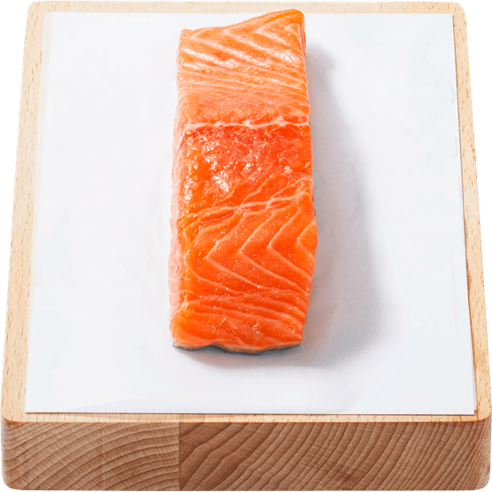 Foto van Zalmfilet met huid op witte achtergrond