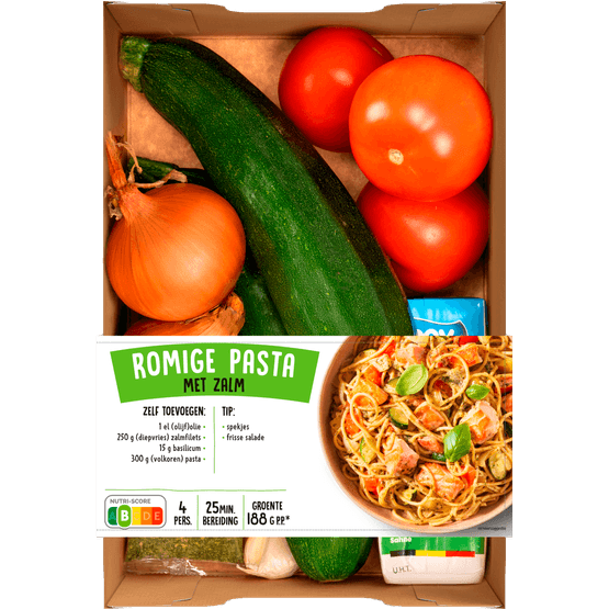 Foto van Romige pasta zalm verspakket op witte achtergrond