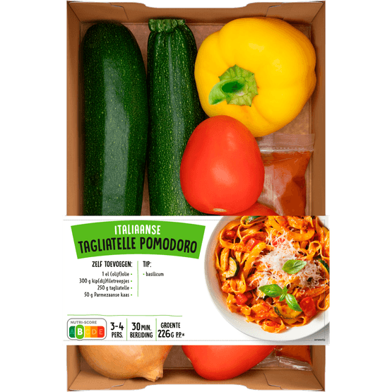 Foto van Verspakket tagliatella pomodoro op witte achtergrond