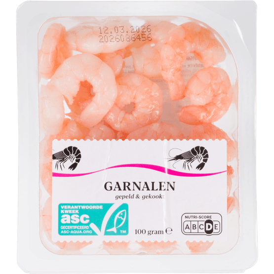 Foto van Garnalen gekookt en gepeld op witte achtergrond