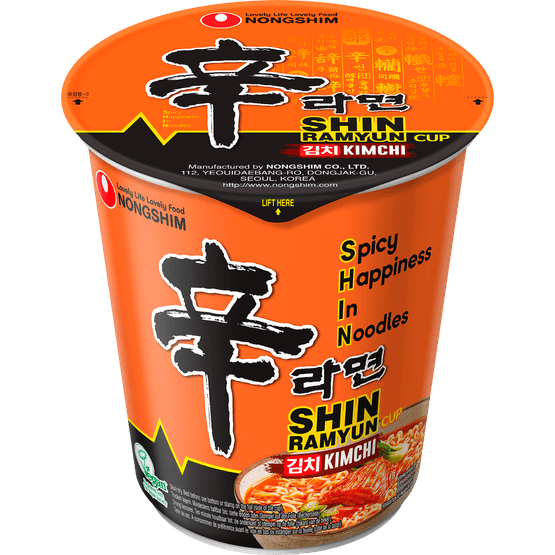 Foto van NongShim Instant noodles kimchi op witte achtergrond