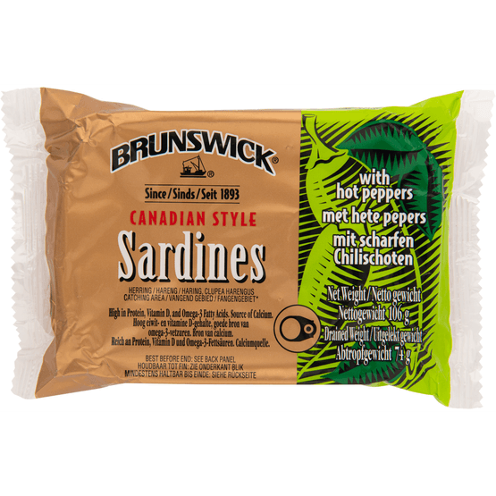 Foto van Brunswick Sardines hot pepper op witte achtergrond