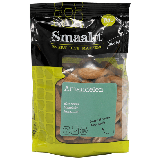 Foto van Smaakt Amandelen op witte achtergrond