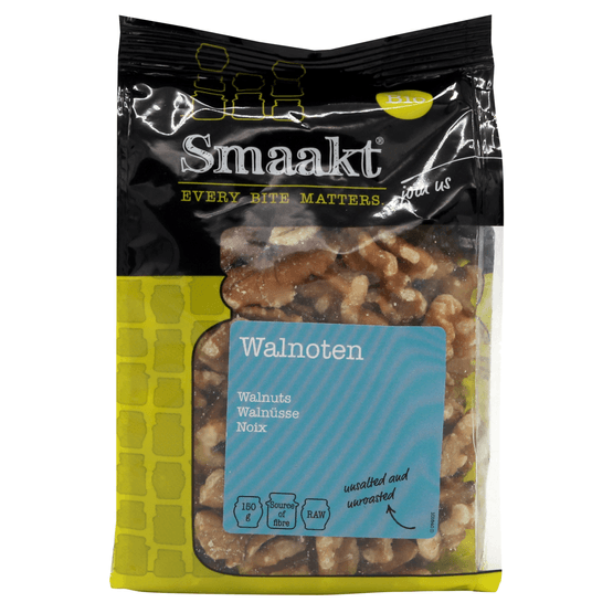 Foto van Smaakt Walnoten op witte achtergrond