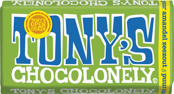 Foto van Tony's Chocolonely puur amandel zeezout op witte achtergrond
