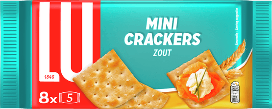 Foto van Lu Mini crackers zout op witte achtergrond